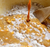 К сыпучим ингредиентам вливаем приготовленную массу, и все хорошо вымешиваем.