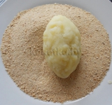 Обваливаем зразы в панировочных сухарях