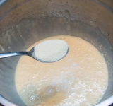 Добавьте сметану и манку и перемешайте.