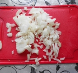 Нарезаем полукольцами лук.