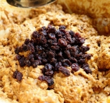 Добавляем изюм, вновь перемешиваем.