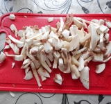 Приготовим начинку, для этого измельчаем грибы.