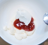 Смешайте кетчуп, майонез и сыр фету. Посолите, поперчите и перемешайте. Соус для шавермы готов.	