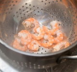 Отварите креветки в кипящей воде в течении 2 минут.	