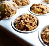 Тесто должно получиться влажным и липким, если оно сухое, добавляем пару дополнительных ложек пахты.