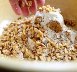 Получается достаточно однородная, сыпучая масса с небольшими кусочками.