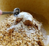 Предварительно ставим разогреваться духовку, и смазываем сливочным маслом емкость для приготовления маффинов. В большой емкости перемешиваем муку, хлопья, сахар, соль, соду, порошок для выпечки, корицу, измельченные грецкие орехи.