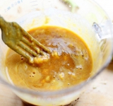 В отдельной посуде разминаем вилкой банан в пюре, добавляем пахту, яйца, яблочное пюре и патоку, все хорошо перемешиваем.