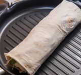 Обжарьте рулет на сковороде (желательно гриль). Можно и не делать, но так будет вкуснее.  
Разрежьте пополам и наслаждайтесь.  
Приятного аппетита!	