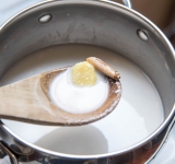 Имбирь порежьте на ломтики. Лемонграсс порежьте на кусочки по 3-4 см. Положите в кастрюлю, залейте кокосовым молоком (можно конечно использовать и коровье, но вкус будет другой; сейчас не проблема найти в магазинах кокосовое). Готовьте 2 минуты.