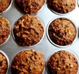 Выкладываем тесто в формочки, заполняя ёмкости чуть больше чем на половину, и ставим выпекаться в духовку на 16-18 минут до золотистости.