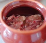 Наполняем горшочек бульоном, на дно выкладываем картофель, затем мясо.