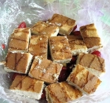 Сверху выкладываем кусочки бисквита, заливаем кремом и продолжаем выкладывать торт слоями в том же порядке.