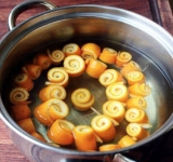 Каждый кусочек кожуры сворачиваем в плотный рулетик и нанизываем на нитку как бусы, чтобы они не развернулись. Нитку натягиваем плотнее. Заливаем апельсиновые корки холодной водой, воду меняем 2-3 раза в день, вымачиваем кожуру 3-4 дня, до тех пор пока корки не станут мягкими и не уйдет вся горечь. После вымачивания провариваем корки 3-4 раза по 15-20 минут, каждый раз меняя воду. После каждого проваривания кожуру обдаем холодной водой.