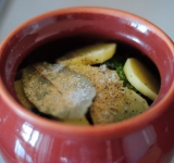 На самый верх выкладываем несколько ломтиков картофеля и специи.