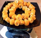 Взвешиваем кожуру, с 3-х апельсинов получается где-то 200 грамм. Пропорции варенья на 1 часть корок, полторы части сахара и 2 части воды.