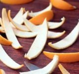 Если кожура апельсина тонкая, то внутреннюю часть можно оставить, если толстая – то аккуратно ножом снимаем белую кожицу, чтобы завитки легче было заворачивать.