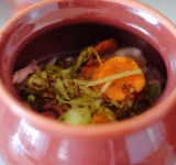 На мясо выкладываем обжаренные овощи.