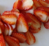 Фрукты моем, чистим и нарезаем. Бисквит разрезаем на квадратики.