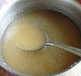 Для этого торта бисквит можно купить готовый или испечь самостоятельно. Для начала заливаем желатин прохладной водой и оставляем для набухания.