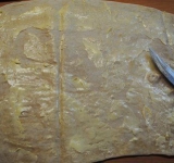 Листья лаваша смазываем сливочным маслом, что при выпечке придаст большую мягкость.