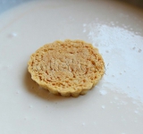 Остывшее печенье обмакиваем в глазурь и выкладываем на решетку для застывания.	