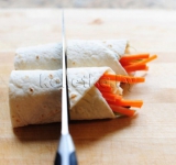 Когда суши из лаваша охладятся, нарезаем их на несколько частей.