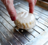 Десерт готов, приятного аппетита! 
 
 koketka.by/recepty/item/2470-sakharnaya-glazur 	