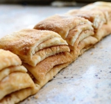 Получившуюся высокую полоску нарезаем на 6 ломтиков.