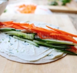 На мясо выкладываем огурец и морковь.