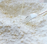 Массу осторожно перемешиваем вилкой, затем вымешиваем массу, пока тесто не станет более мягким и податливым.	