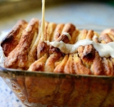 Глазурью поливаем хлеб и равномерно распределяем по всей поверхности. Сладкий рассыпчатый хлеб готов! Приятного аппетита!
koketka.by/recepty/item/2447-sladkij-rassypchatyj-khleb