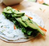 Поверх выкладываем нарезанный авокадо. Делаем так, чтобы соломка овощей выходила за край лаваша, это будем смотреться красочнее.