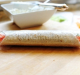 Заворачиваем каждый в пищевую пленку и помещаем в холодильник на час.