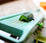 Соломкой измельчаем огурцы.