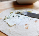 Намазываем ароматный сыр тонким слоем на листья лаваша.