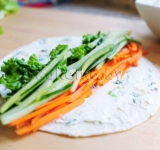 Затем раскладываем морковь и огурец.