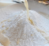 Постепенно добавляем сливки.	