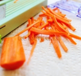 Шинкуем соломкой морковь.