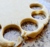 Формочками вырезаем фигурки их теста.	