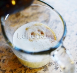 Печенье остужаем, а в это время делаем глазурь. Для этого перемешиваем молоко с ванилью, затем добавляем сахарную пудру и соль. Перемешиваем массу до однородности.	