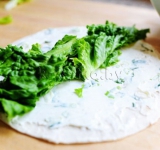 Для вегетарианского ролла в центр смазанного лаваша выкладываем лист салата.