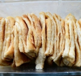 Получившиеся кусочки теста закладываем в форму.