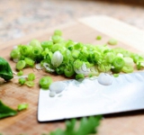 Мелко нарезаем зеленый лук.