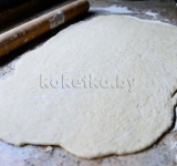 Охлажденное тесто раскатываем в пласт на просыпанной мукой рабочей поверхности.