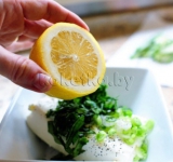 Все солим, перчим и сбрызгиваем лимонным соком.