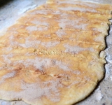 Получившейся смесью посыпаем тесто. Разрезаем пласт на 6-8 полосок.