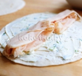 Для мясного ролла в центр лаваша выкладываем отваренное мясо.