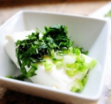 В небольшую емкость выкладываем сливочный сыр, и измельченную зелень.