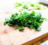 Измельчаем зелень.